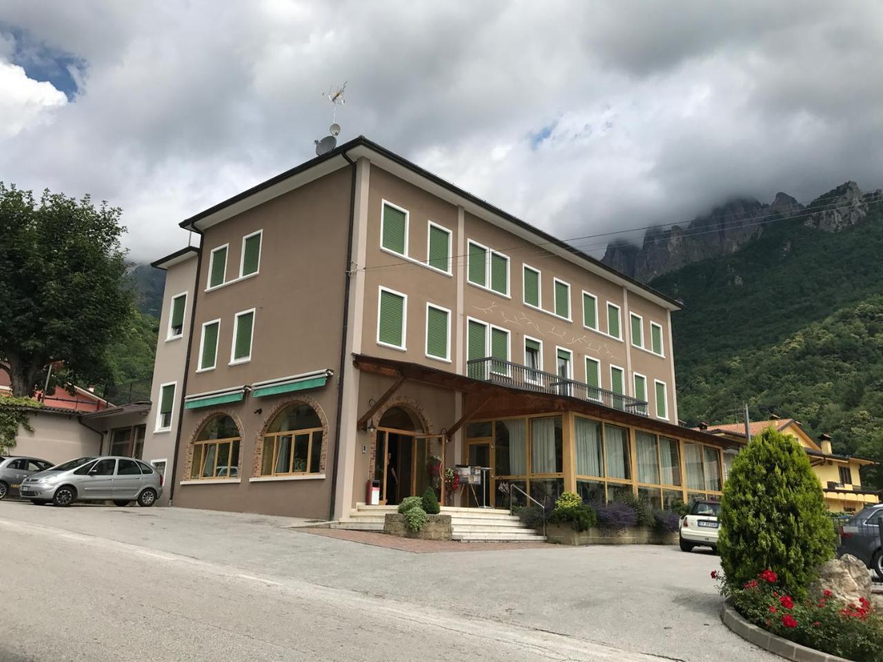 Carla Failela Hotel Valli del Pasubio Kültér fotó